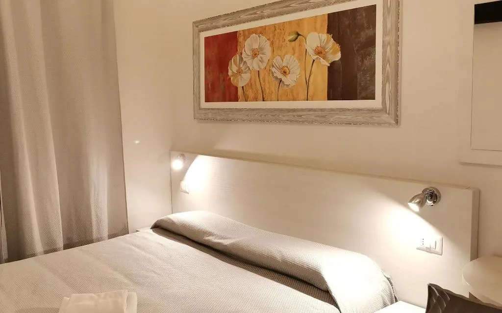 Room, Angelica, Naples