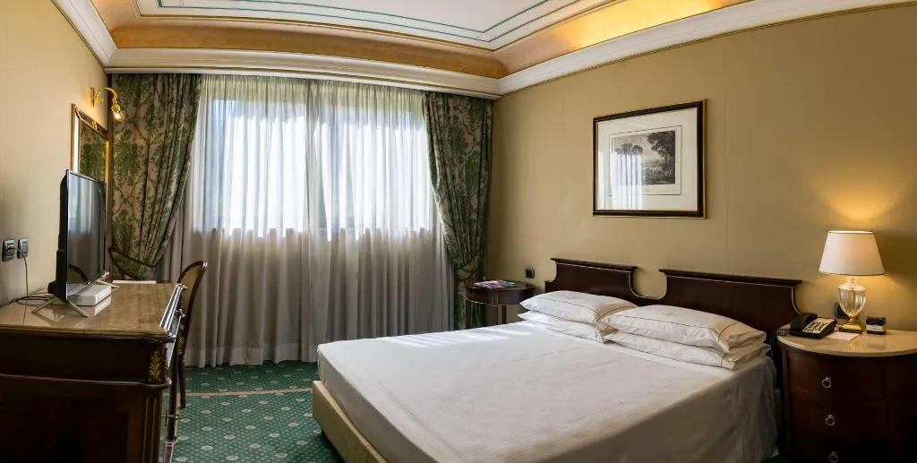 Room, River Chateau, Rome
