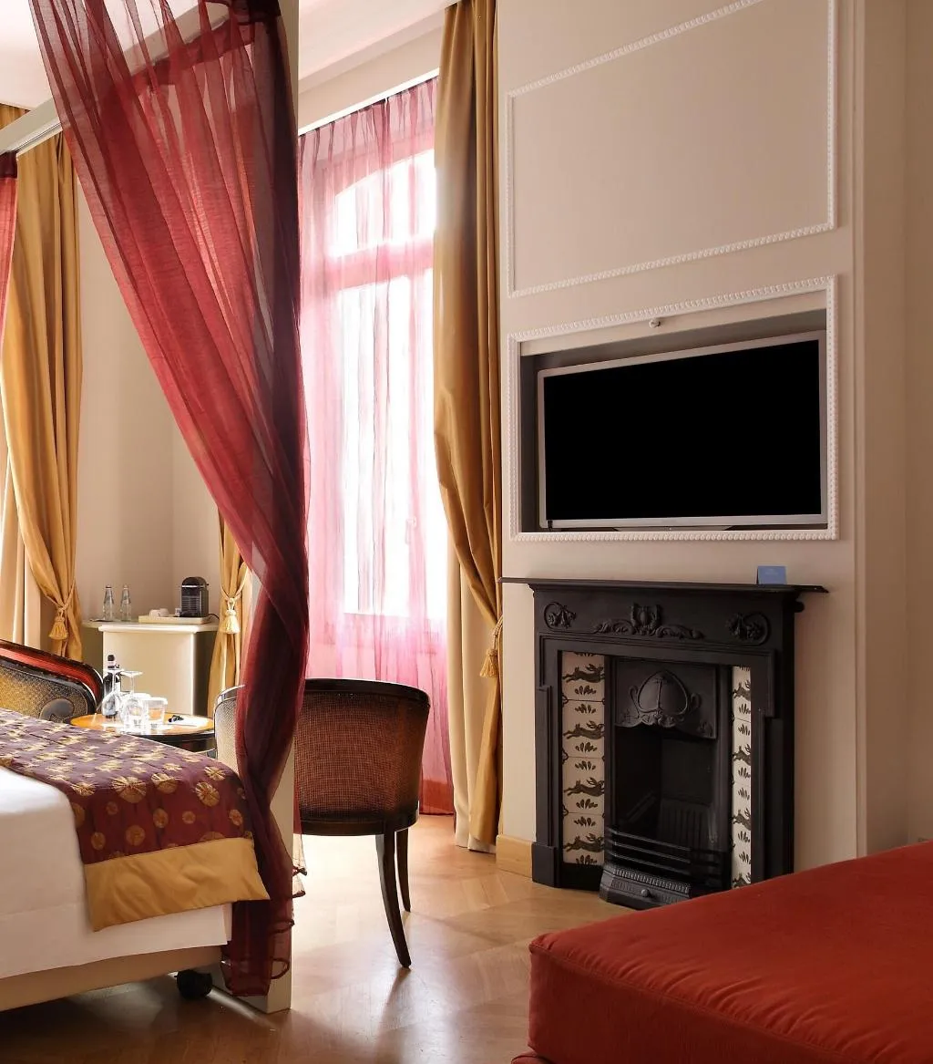 TRIPLE DELUXE QUEEN BED Room, Chateau Monfort, Milan
