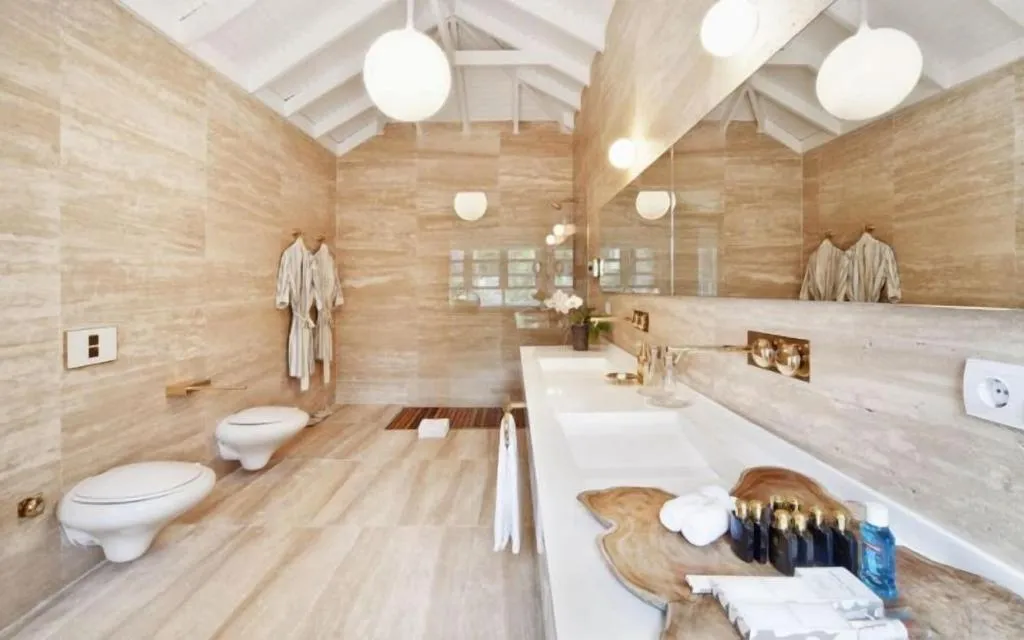 Room, Sabrina's Haus, Dalaman