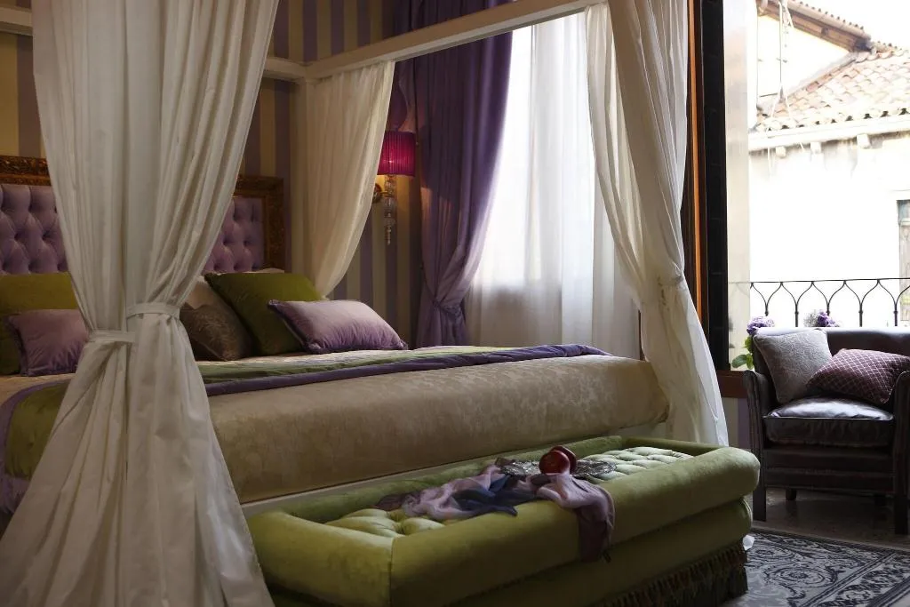 DOUBLE SUPERIOR QUEEN BED Room, AD Place Venice, Venice