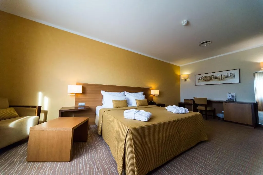 Room, Lusitânia, Porto