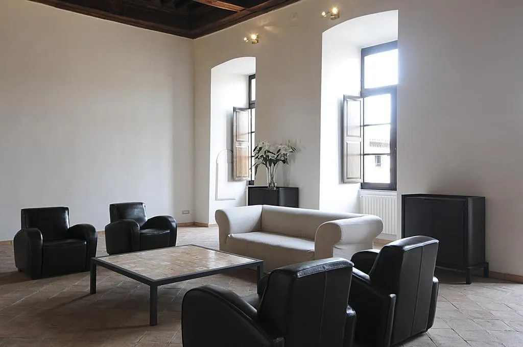 Lobby, Palazzo Piccolomini, Perugia