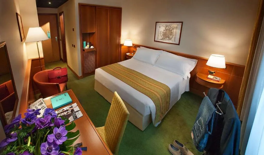 Room, Cavour, Milan