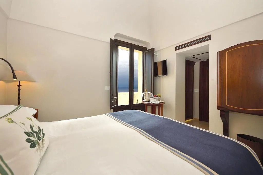 DOUBLE DELUXE SEA VIEW Room, Monastero Santa Rosa Hotel & Spa, Naples