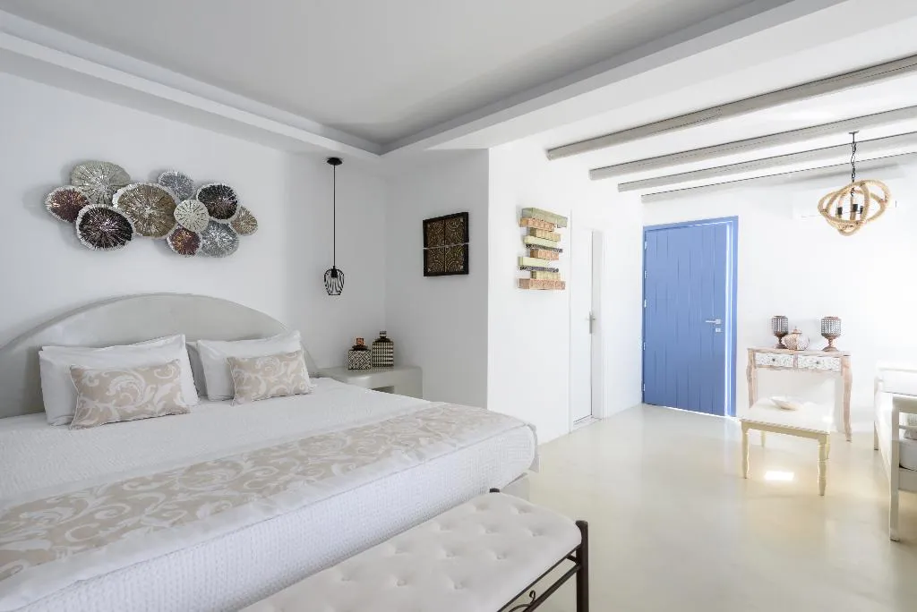 SUITE WITH JACUZZI Room, Kamares Apartments, Santorini