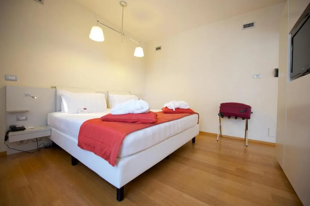 DOUBLE KING SIZE BED Room, Mercure Milano Solari, Milan