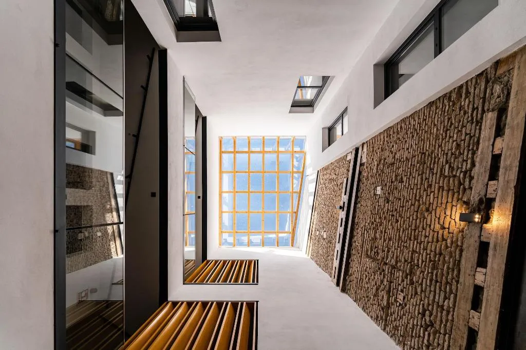 Lobby, Welldone Quality-Crystal Pool, Seville