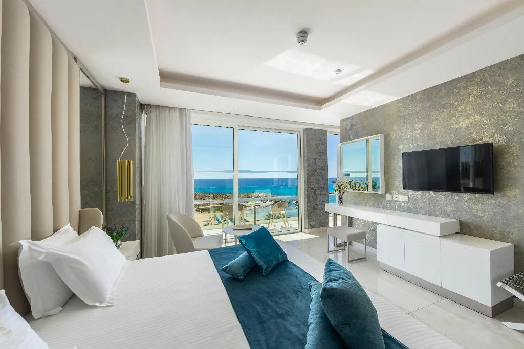 SUITE SEA FRONT Room, Chrysomare Beach Hotel & Resort, Cyprus