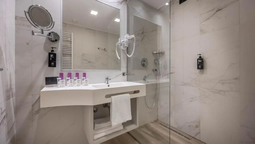 QUADRUPLE DELUXE Room, iH Hotels Milano St. John, Milan