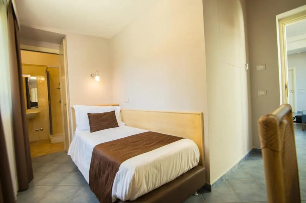 Room, Soleluna, Naples