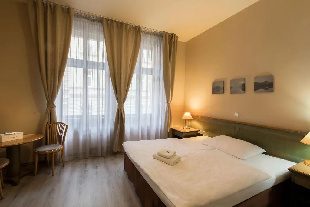 Room, Augustus et Otto, Prague