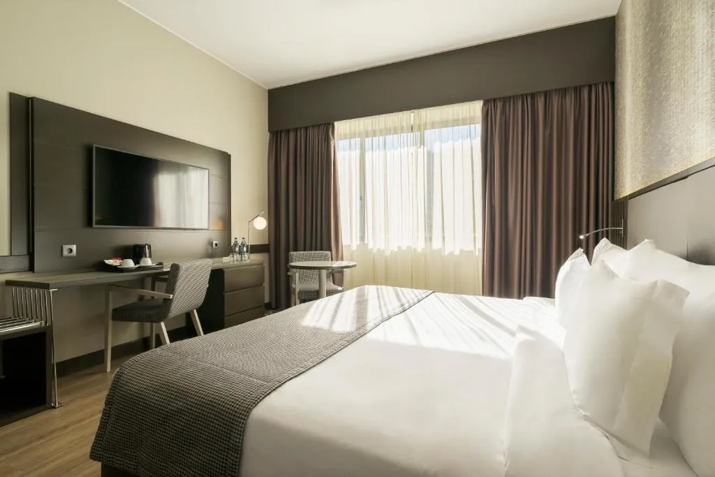 DOUBLE KING SIZE BED Room, HF Fenix Lisboa, Lisbon