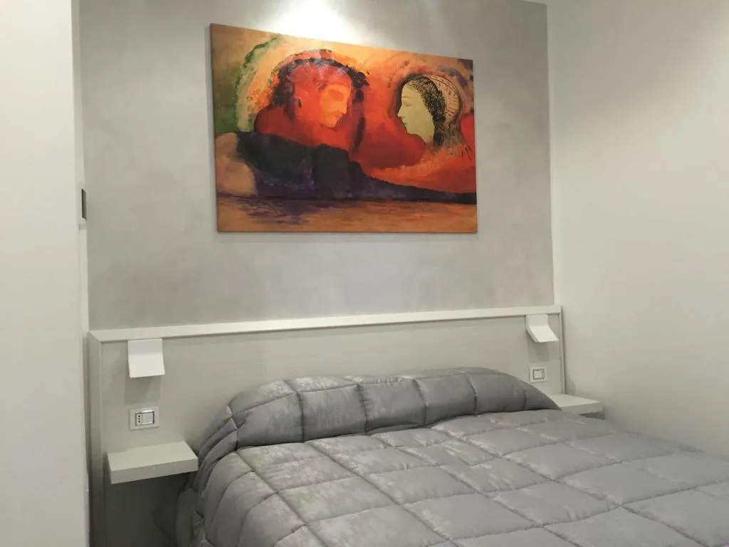 Room, Picaflor, Milan