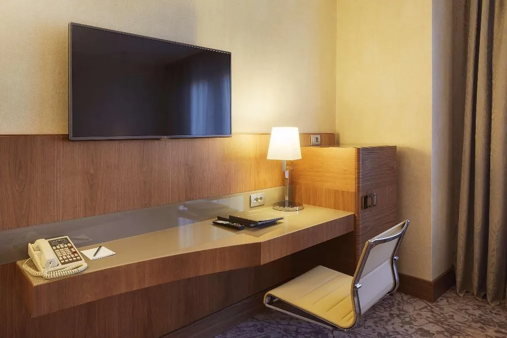 DOUBLE DELUXE KING BED Room, Hilton Milan, Milan