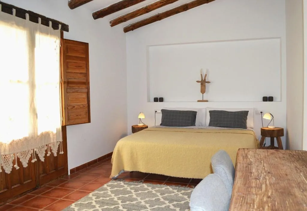 Room, Benali, Valencia