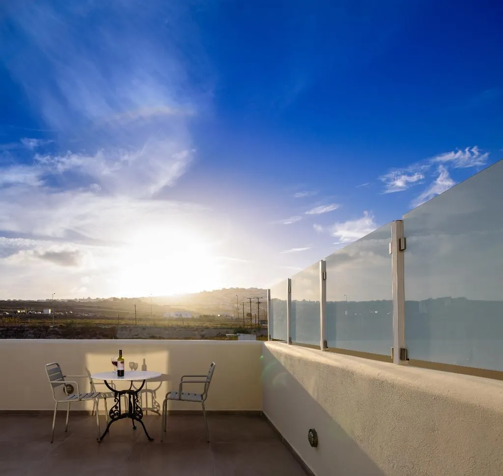 FAMILY ROOM WITH JACUZZI Room, Aliter Suites, Santorini