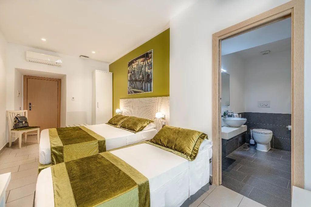 TRIPLE STANDARD Room, Trevi Palace Hotel, Rome