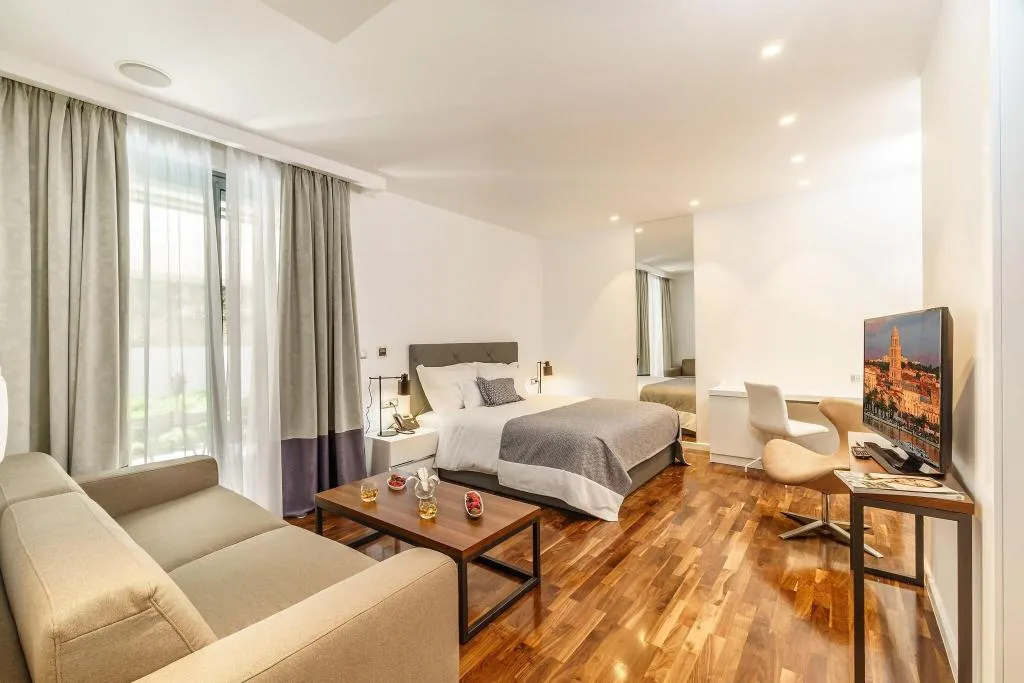 Room, Oasis Life, Split