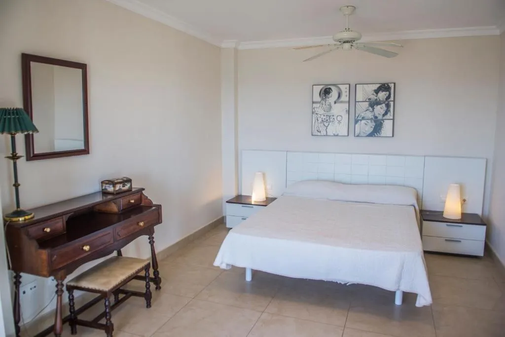 APARTMENT CAPACITY 8 THREE BEDROOMS Room, Hamilton Court, Menorca