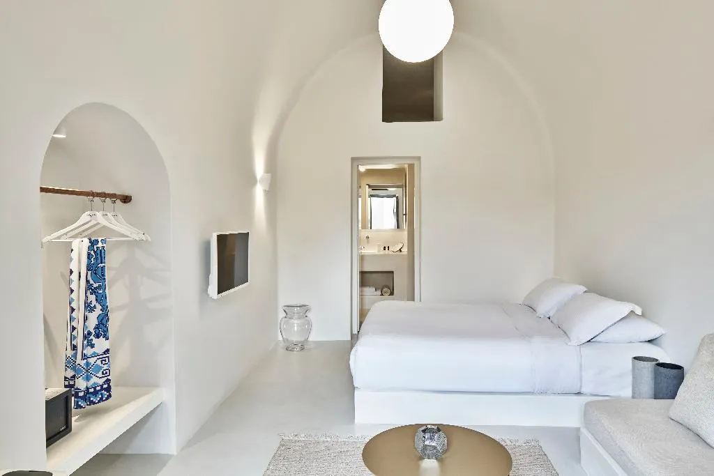 SUITE WITH JACUZZI Room, Old Castle Oia by Mr and Mrs White, Santorini