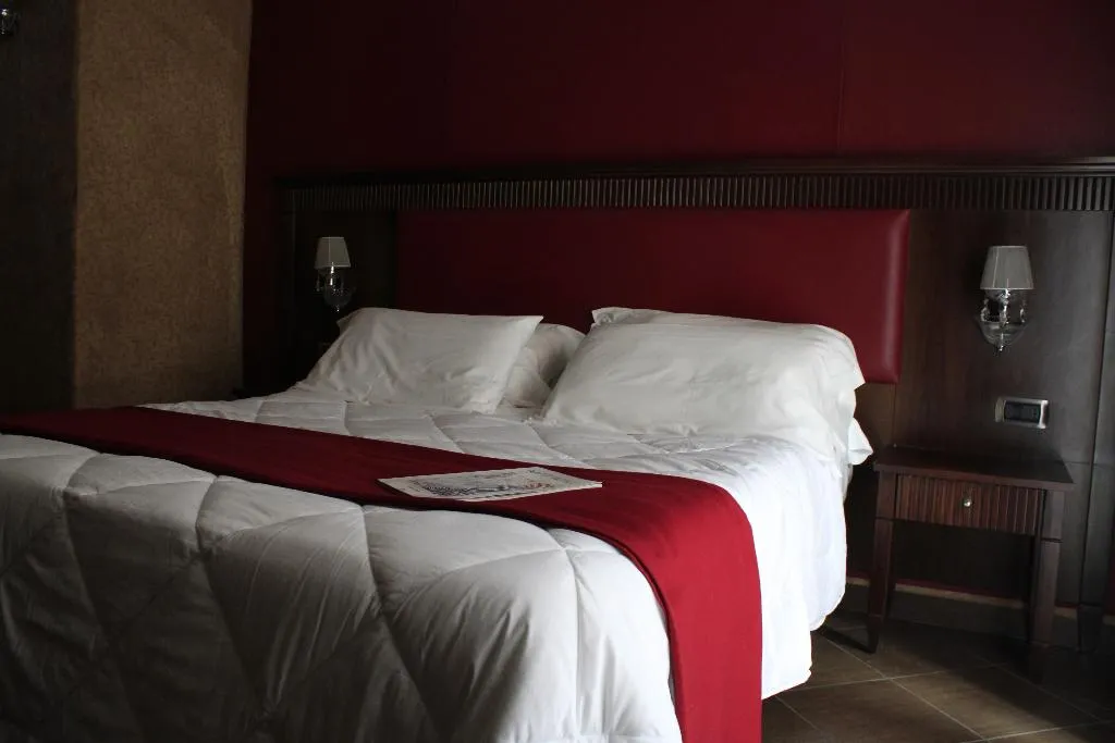 Room, Guiren, Naples
