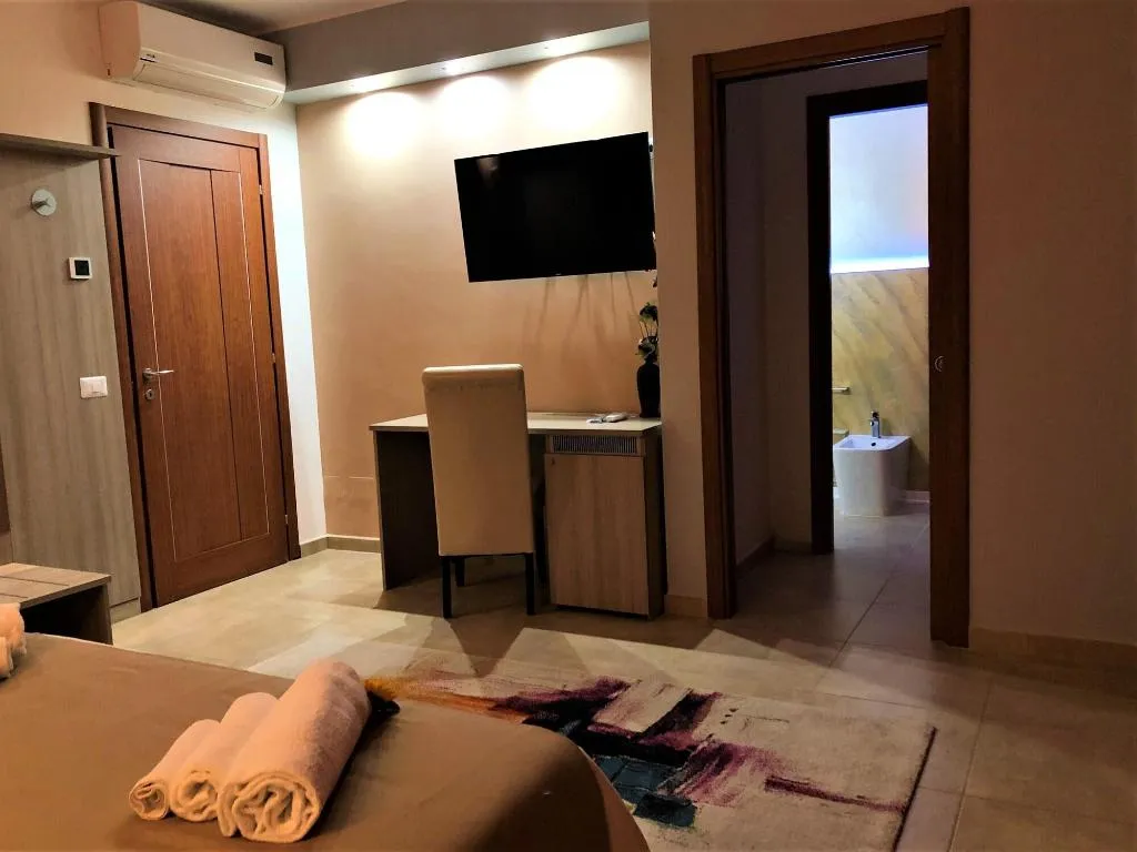 Room, La Piazzetta Guest House, Olbia