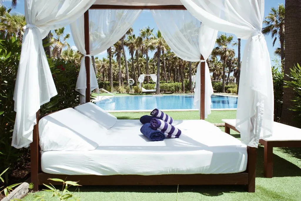 Pool, Wine & Books by the sea - Algarve Resort, Algarve