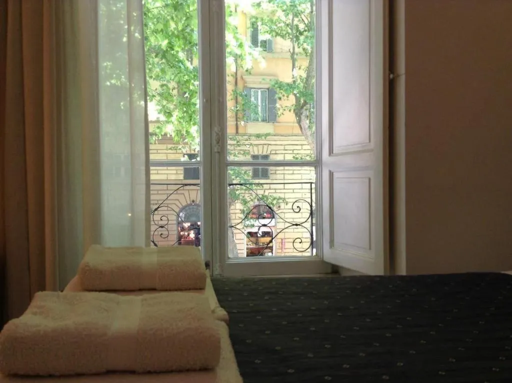 Room, 2 Be Home Colosseo, Naples