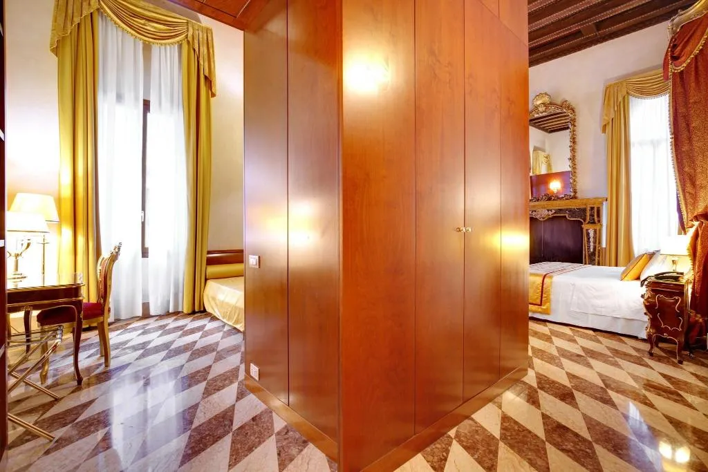 SUITE KING SIZE BED Room, Dona Palace, Venice