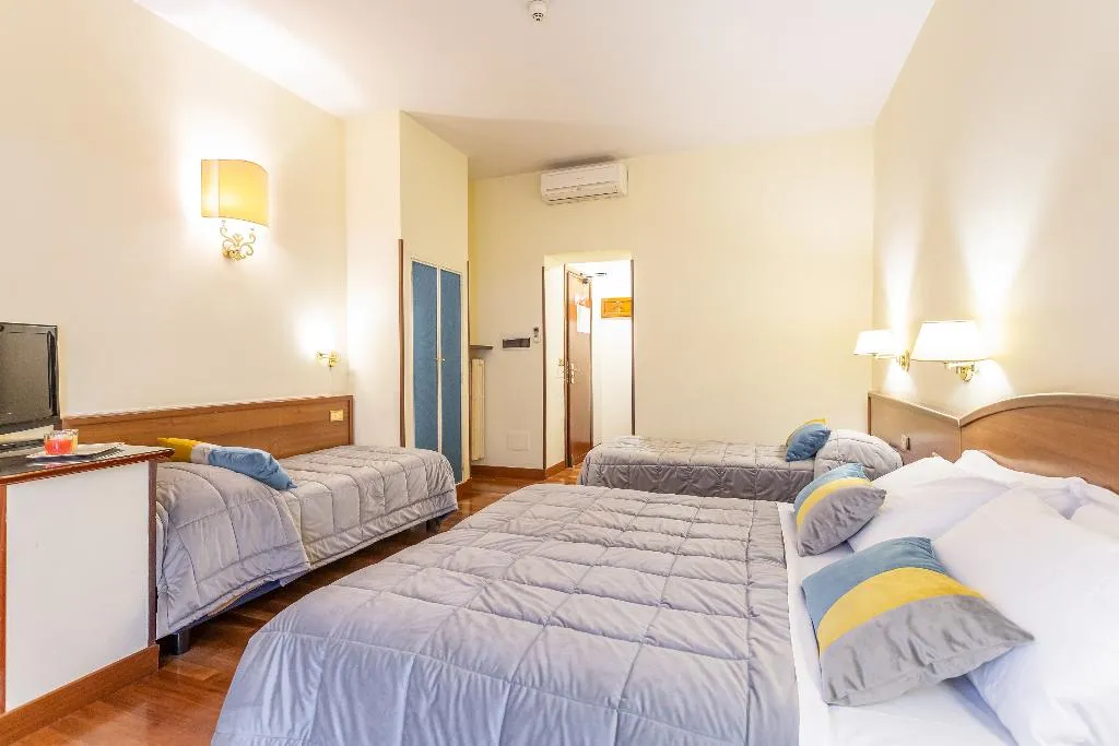 QUADRUPLE STANDARD Room, Medici, Rome