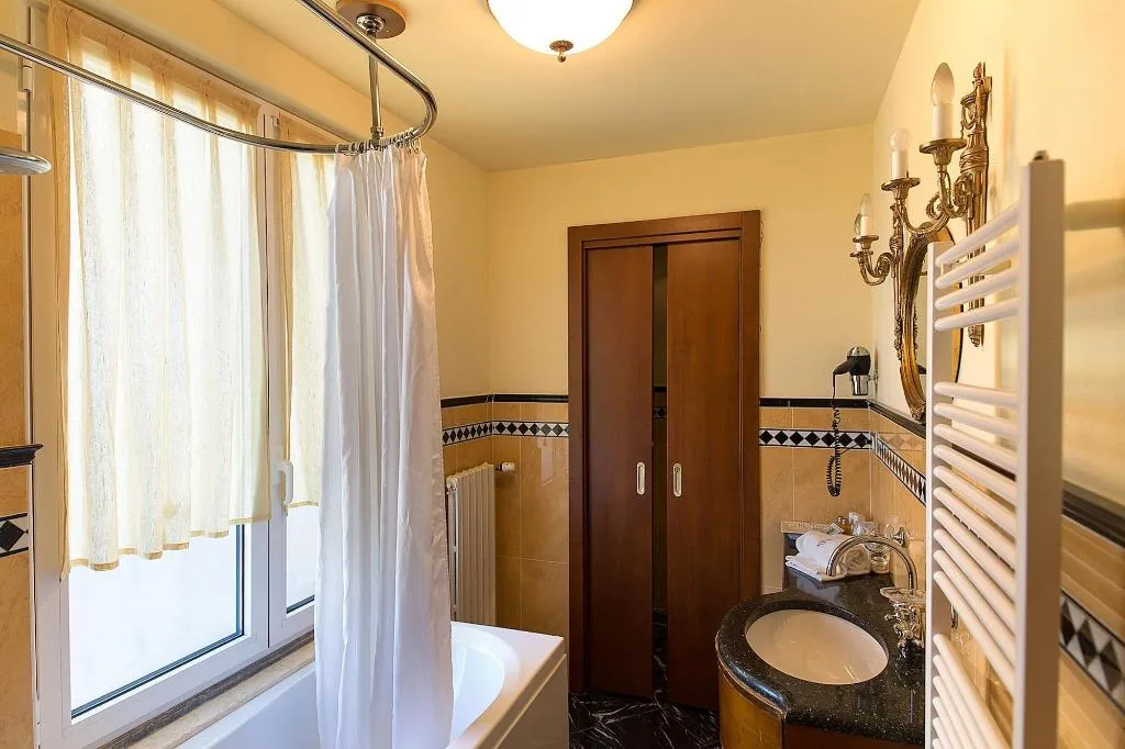Room, Serenella, Milan