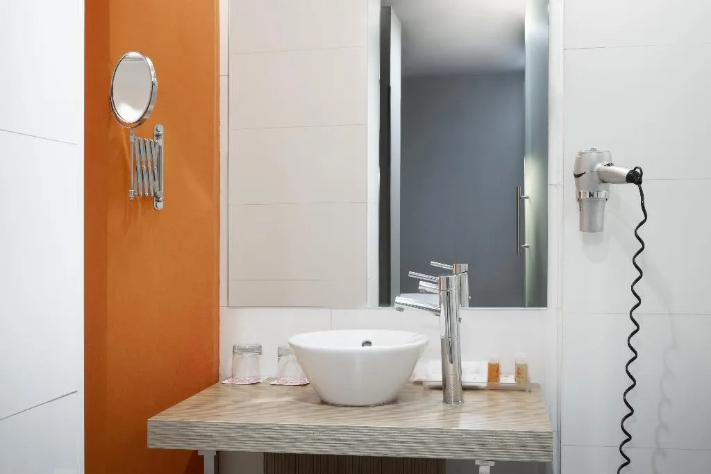DOUBLE BASIC Room, Petit Palace Alcala, Madrid