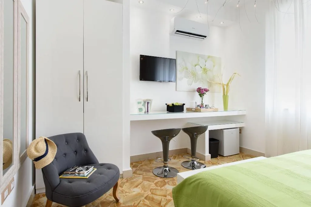 Room, La Maison Des Tout Le Monde, Naples