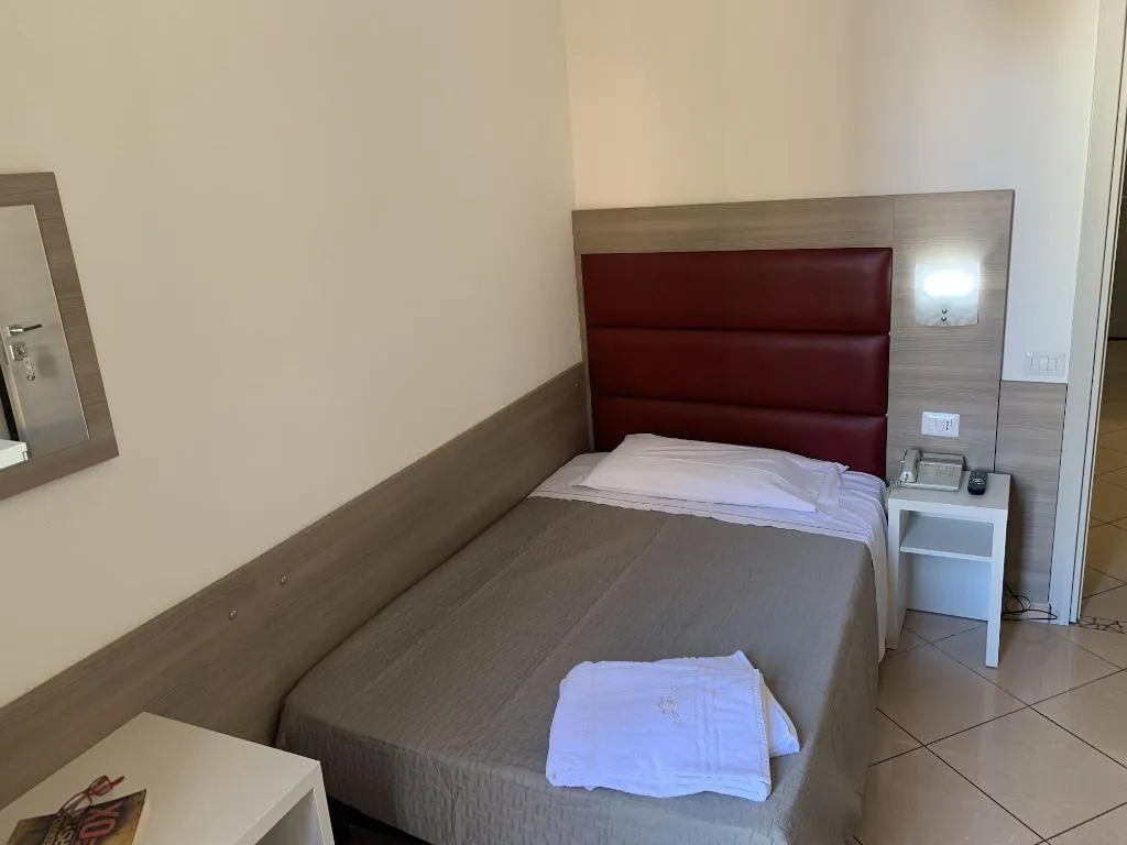 Room, Hotel Siro, Milan