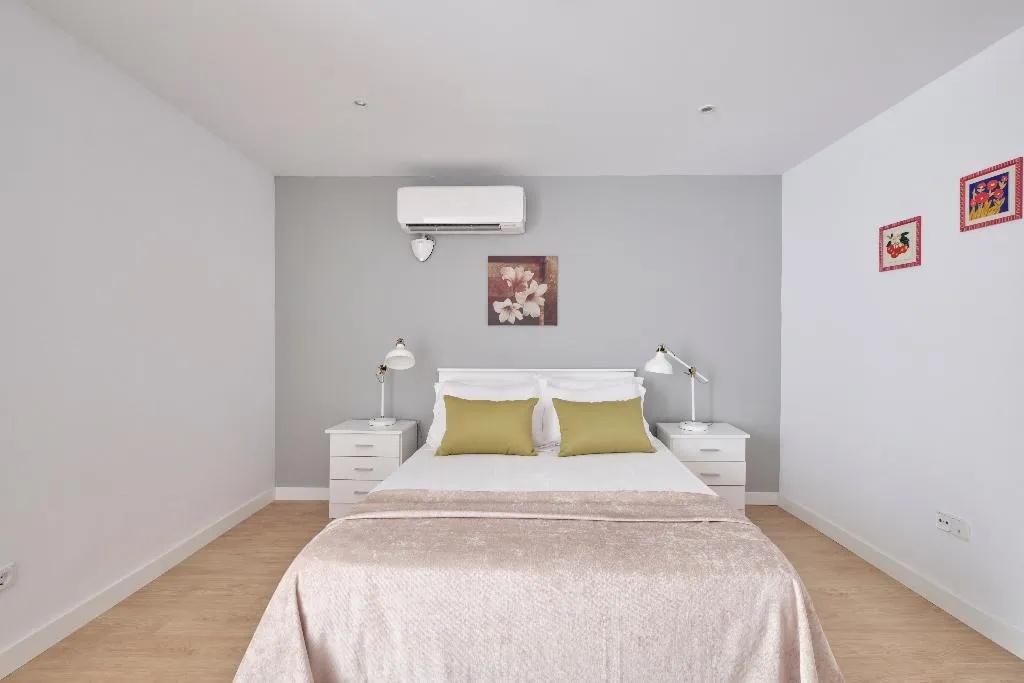 APARTMENT THREE BEDROOMS Room, Apartamentos en Sol, Madrid