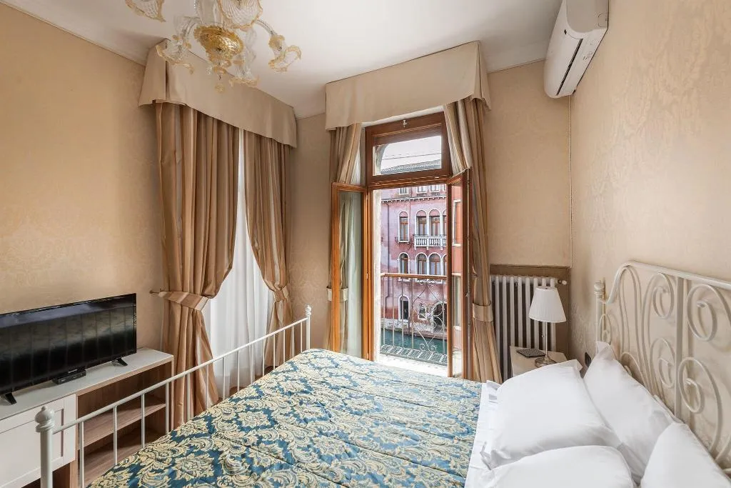 APARTMENT CANAL VIEW Room, Hotel Montecarlo, Venice