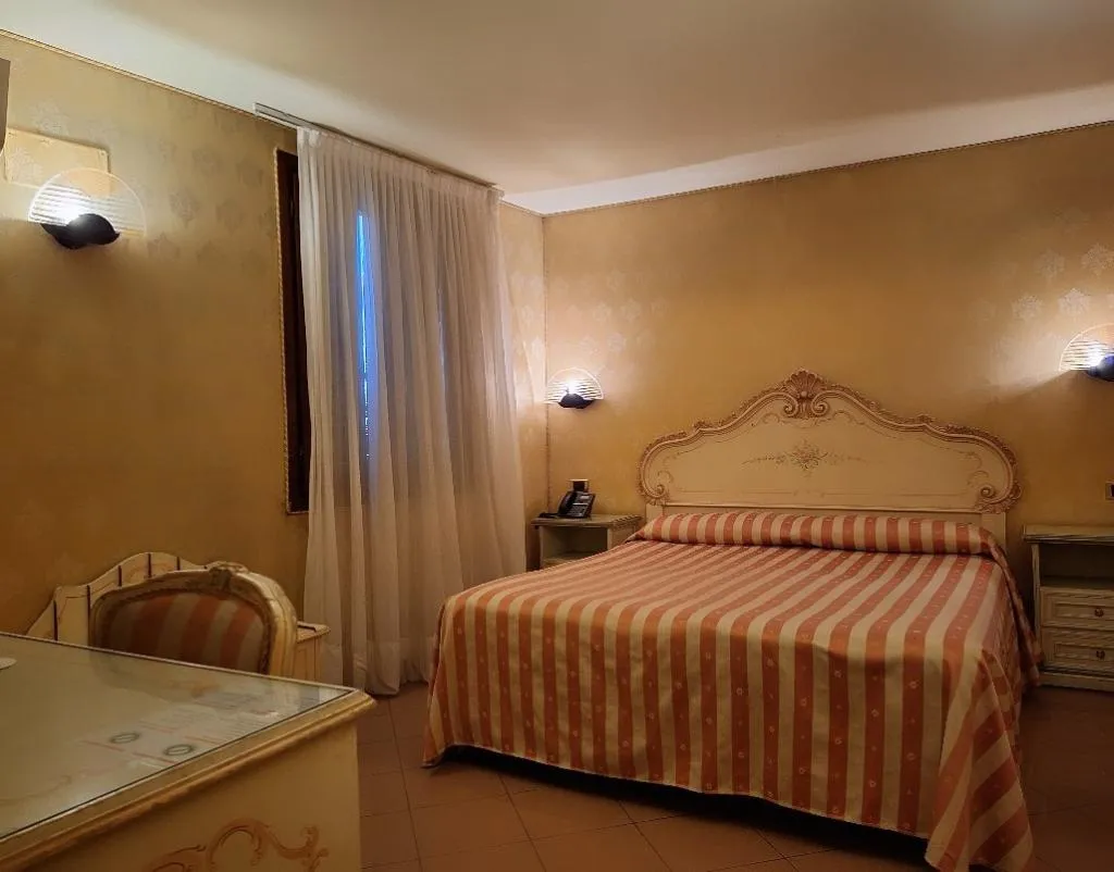 DOUBLE STANDARD Room, Lux, Venice