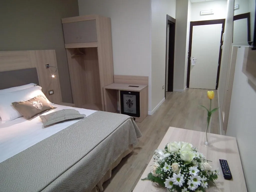 Room, I Gigli, Naples