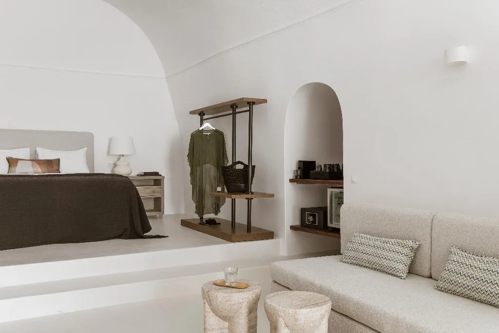 CAVE GRAND Room, Aqua Luxury Suites, Santorini