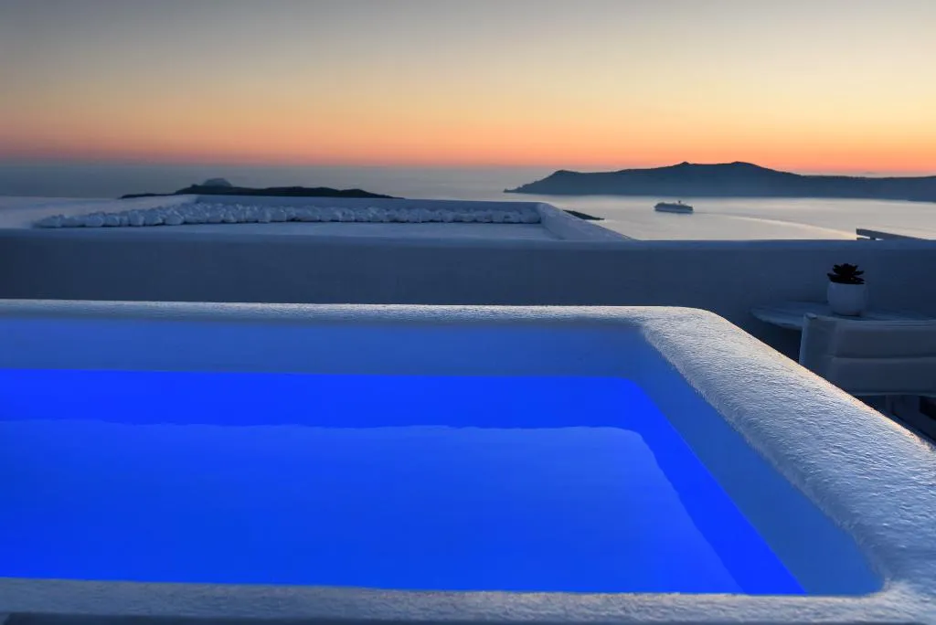 SUITE WITH JACUZZI Room, Kamares Apartments, Santorini