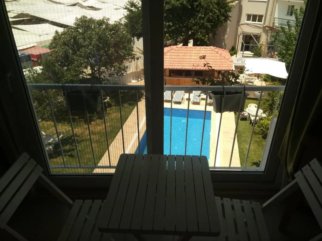 Room, Grandma's Garden, Dalaman