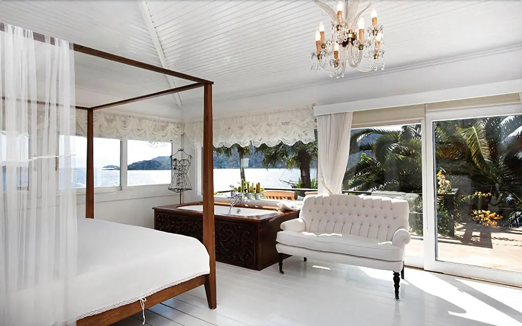 Room, Sabrina's Haus, Dalaman
