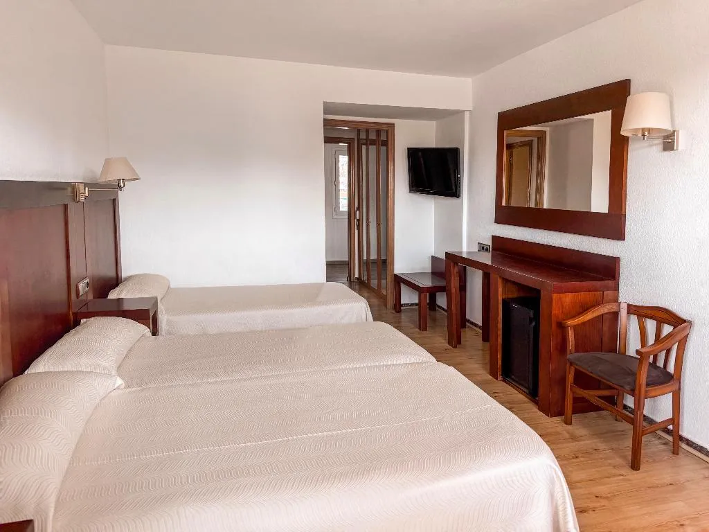 TRIPLE CAPACITY 3 Room, Puigcerda Park Hotel, Barcelona