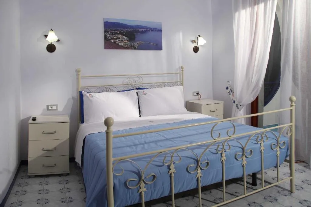 Room, The Reef, Naples