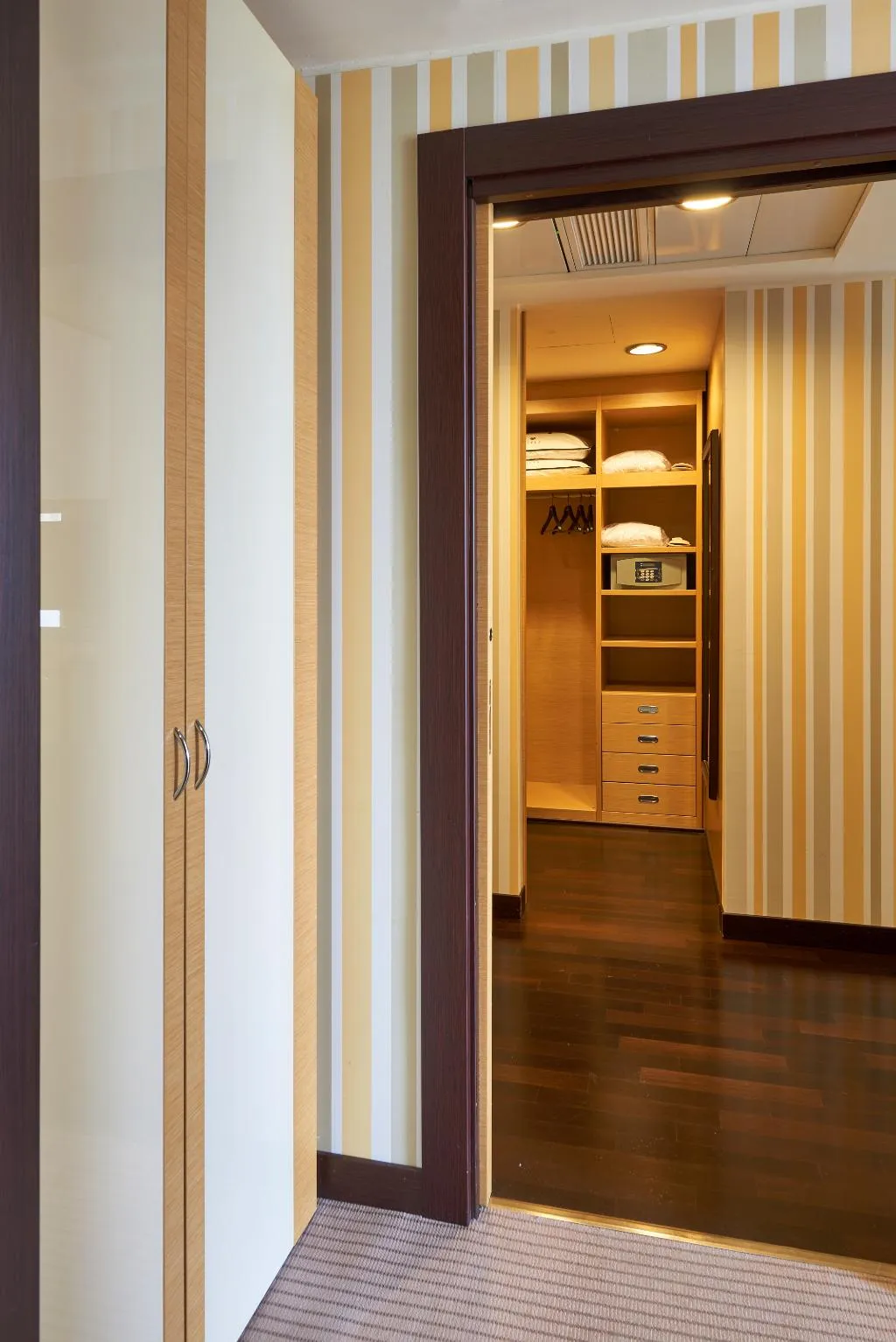 JUNIOR SUITE STANDARD Room, Unahotels Varese, Milan