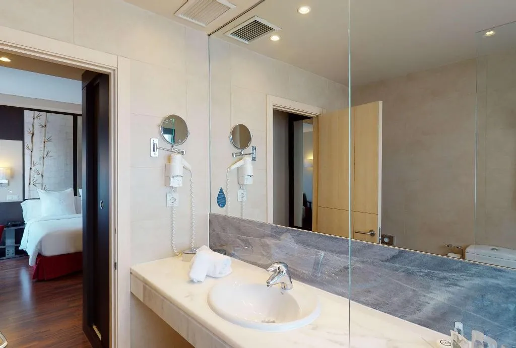 Room, Radisson RED Madrid, Madrid