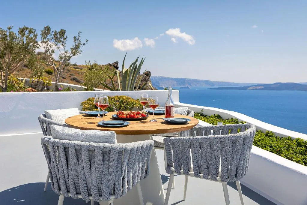 HOUSE WITH JACUZZI Room, IKIES Santorini, Santorini