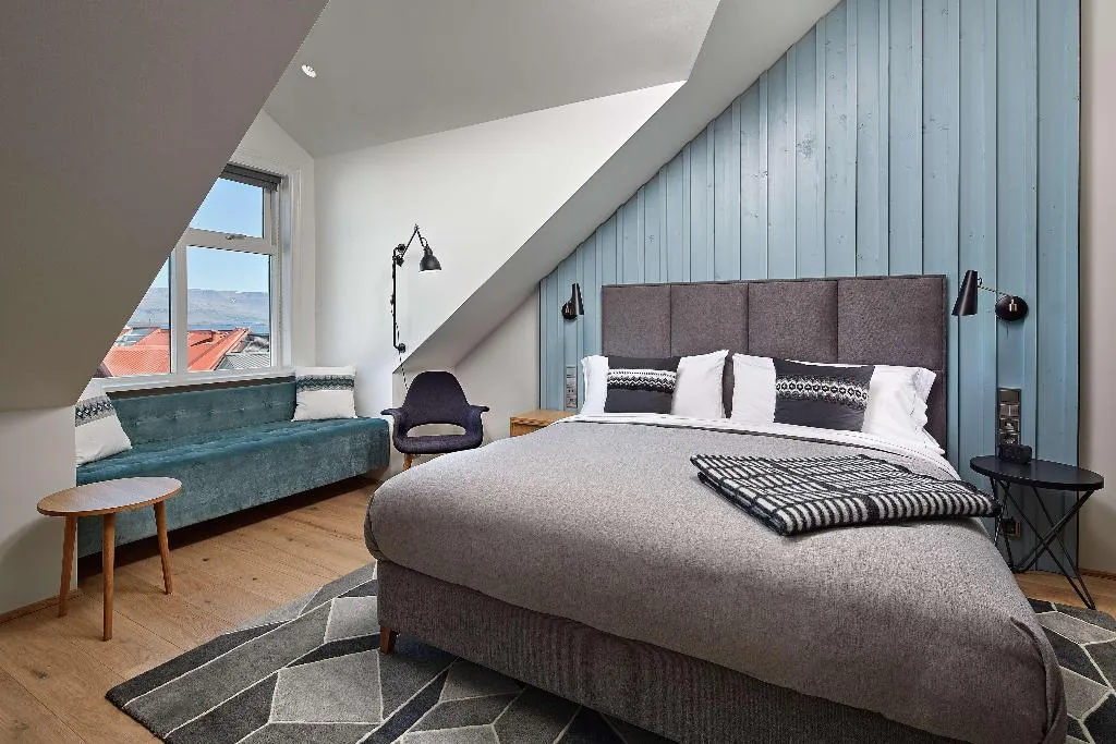 JUNIOR SUITE KING SIZE BED Room, Canopy by Hilton Reykjavik City Centre, Reykjavik