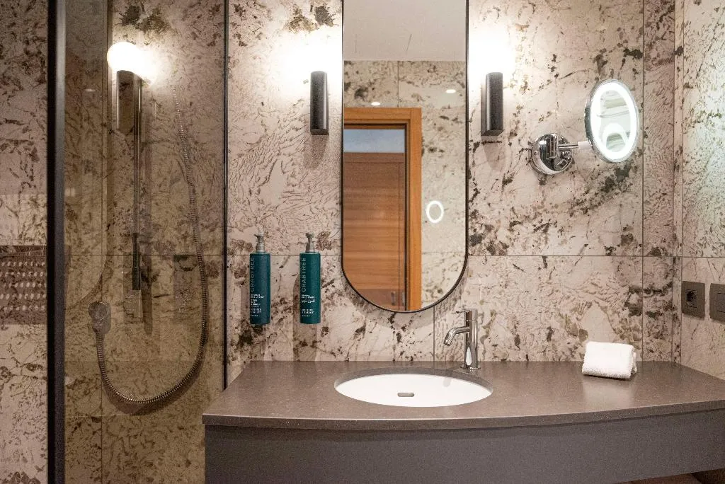 DOUBLE DELUXE KING BED Room, Hilton Milan, Milan